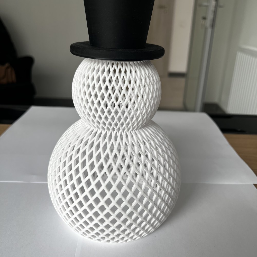 Geometryczna figurka sowy z białego plastiku