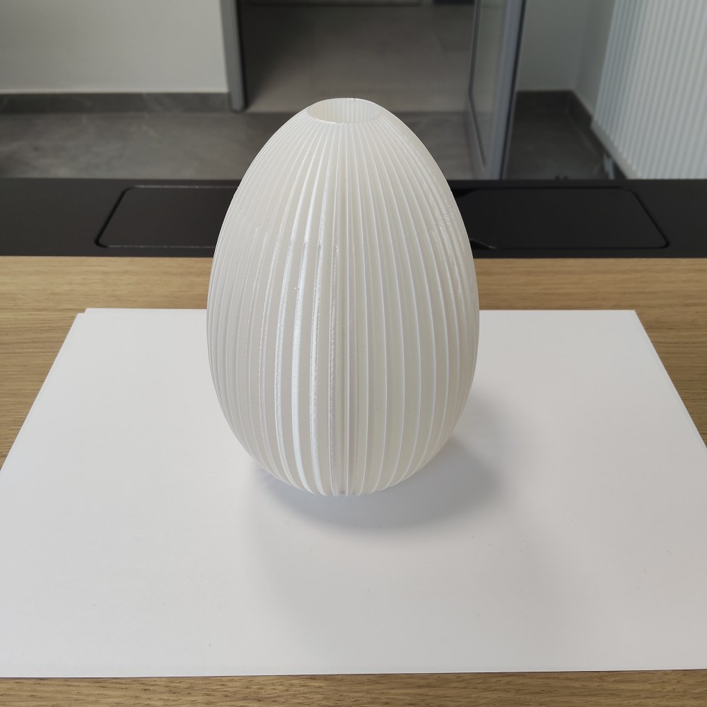 Różowa figurka postaci w garniturze 3D