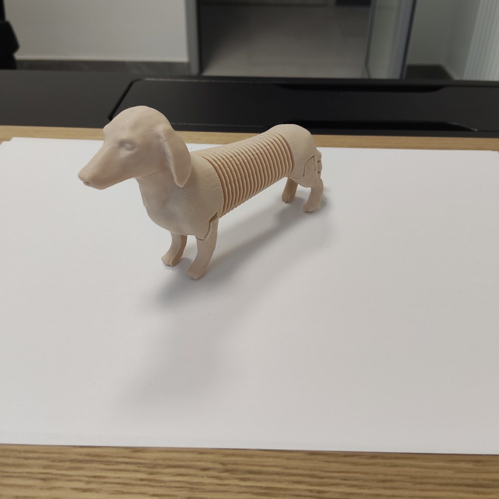 Abstrakcyjna figurka 3D z czarną podstawą