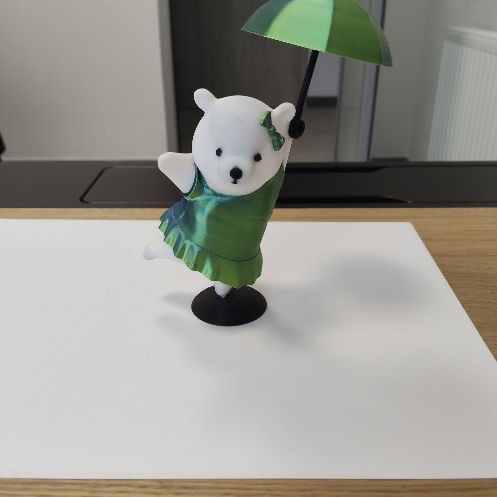 Czarna dekoracja z różową kokardą