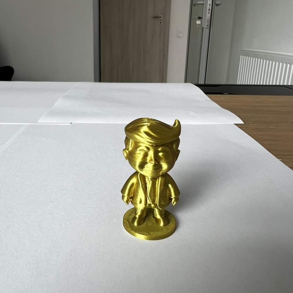 Złota figurka kota w pozycji buddy