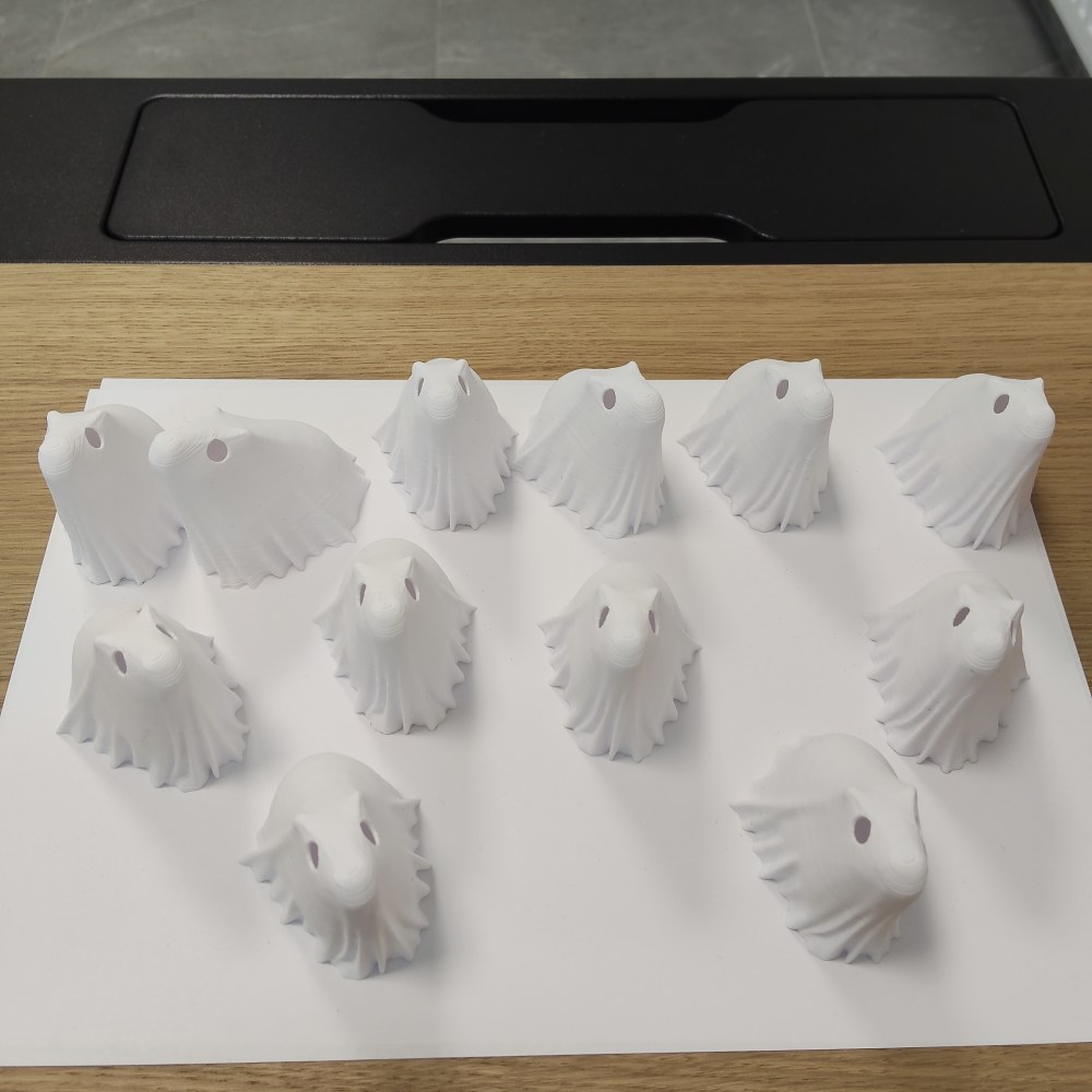 Biała ryflowana wazonowa osłonka 3D