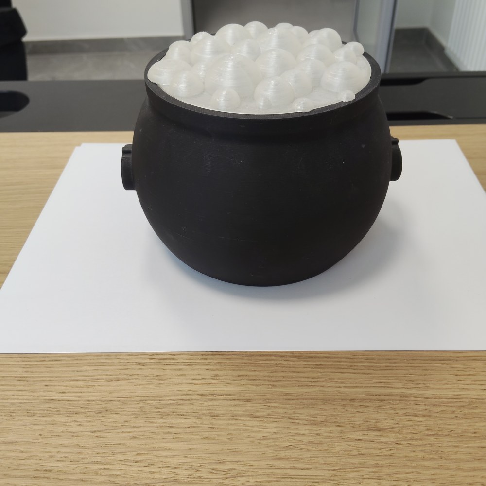 Miniaturowa ławka z sercem na oparciu