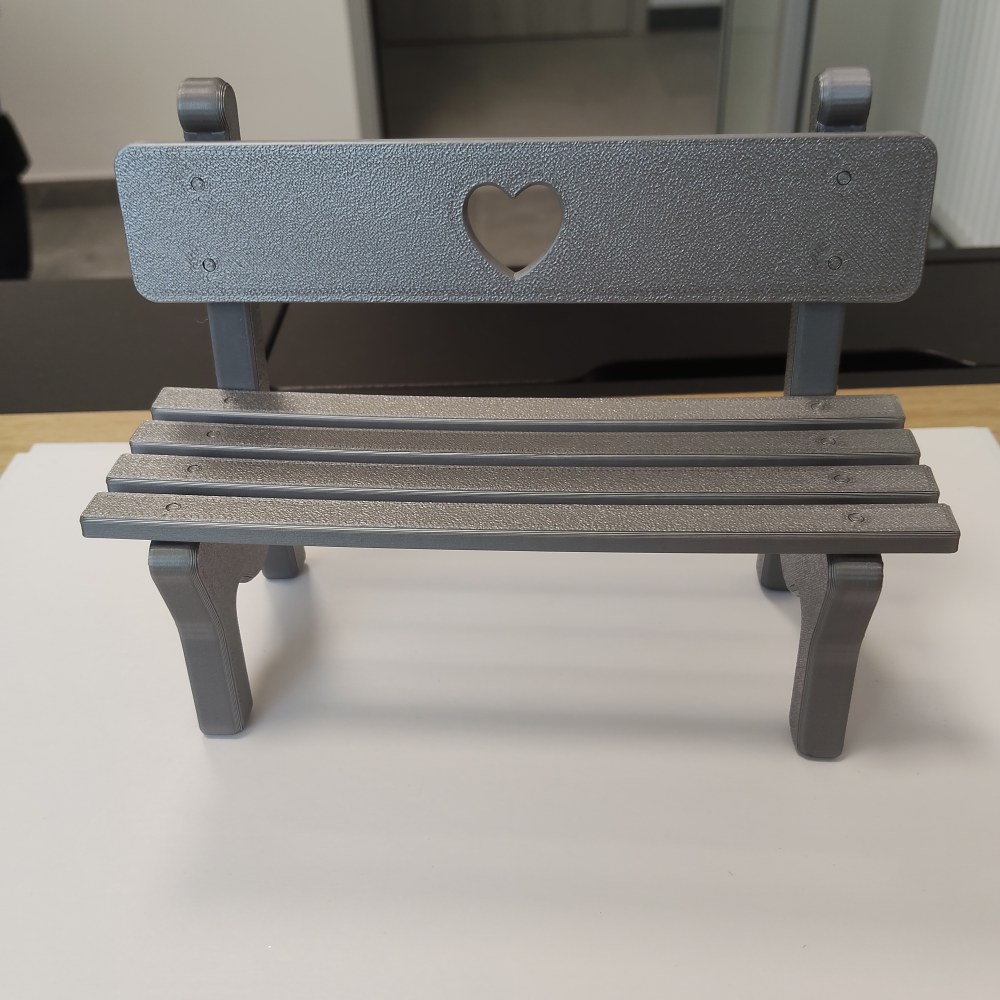 Figurka misia z parasolką w zielonej sukience