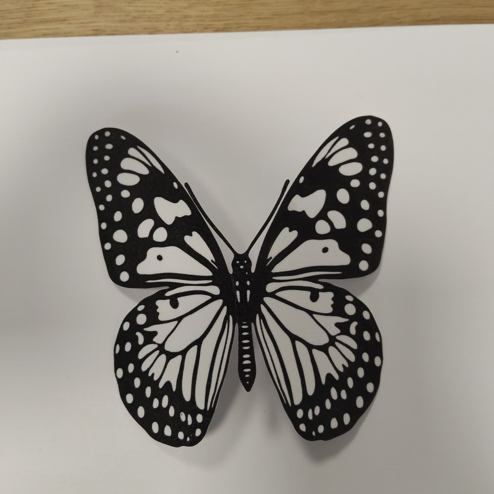 Czarna figurka kota siedzącego 3D