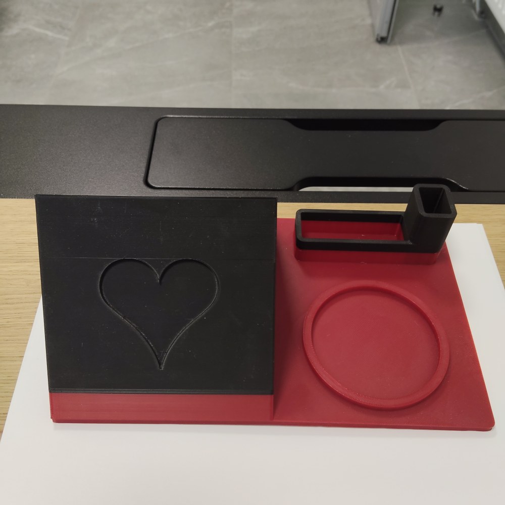 Dekoracyjna rzeźba dłoni na podstawce