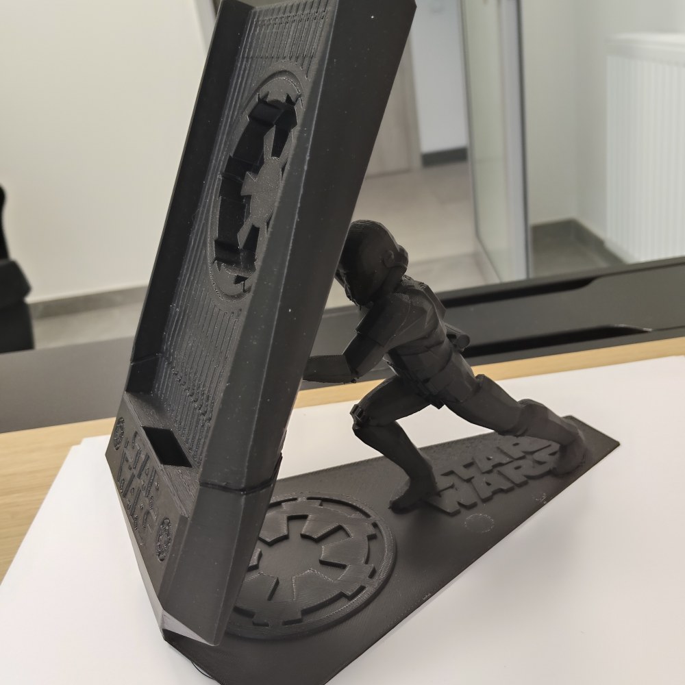 Złota figurka postaci w garniturze 3D