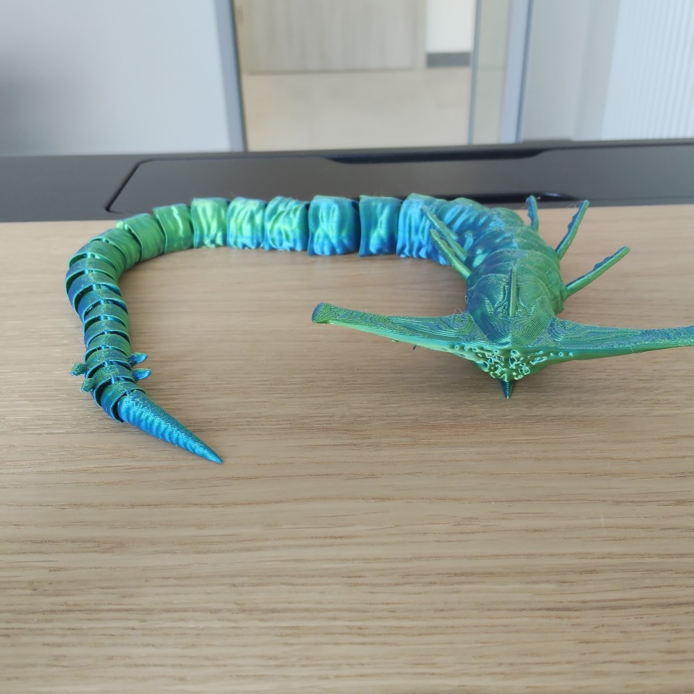 Model myśliwca kosmicznego z bocznymi skrzydłami