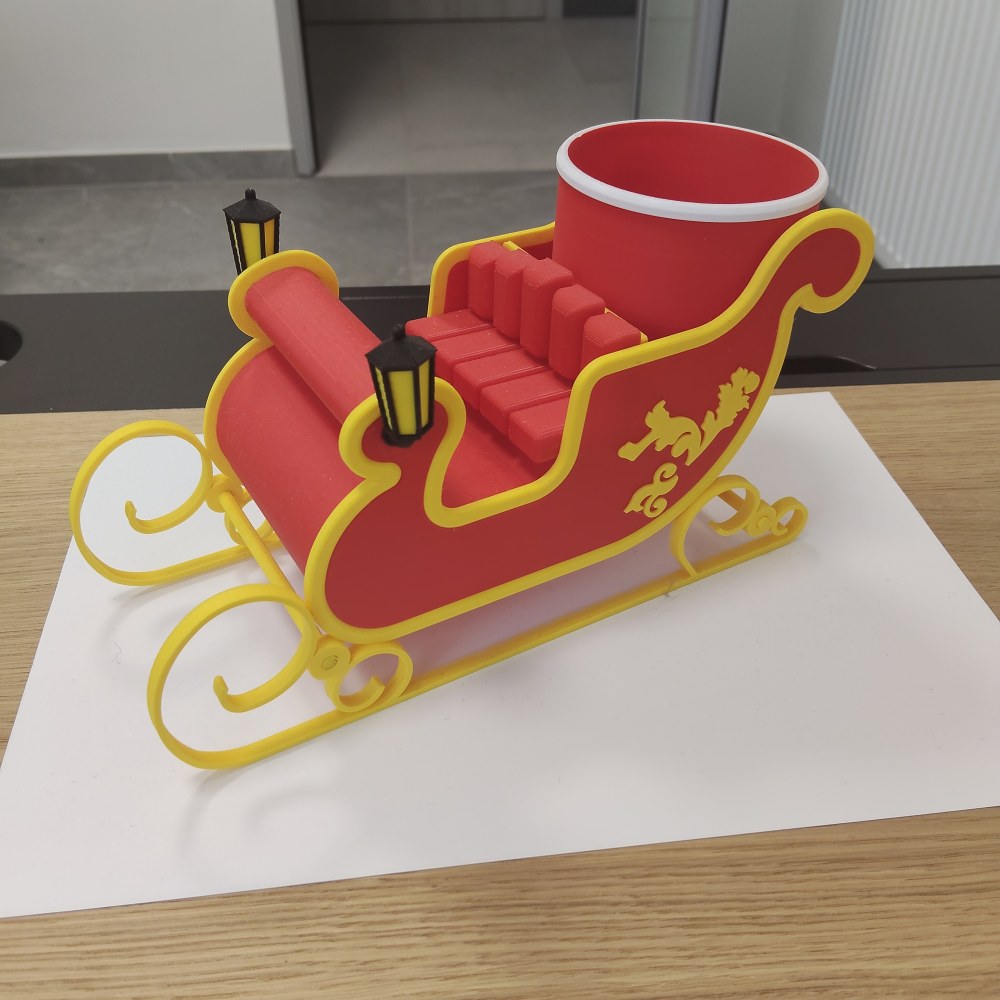 Czerwono czarna figurka smoka z mieczami