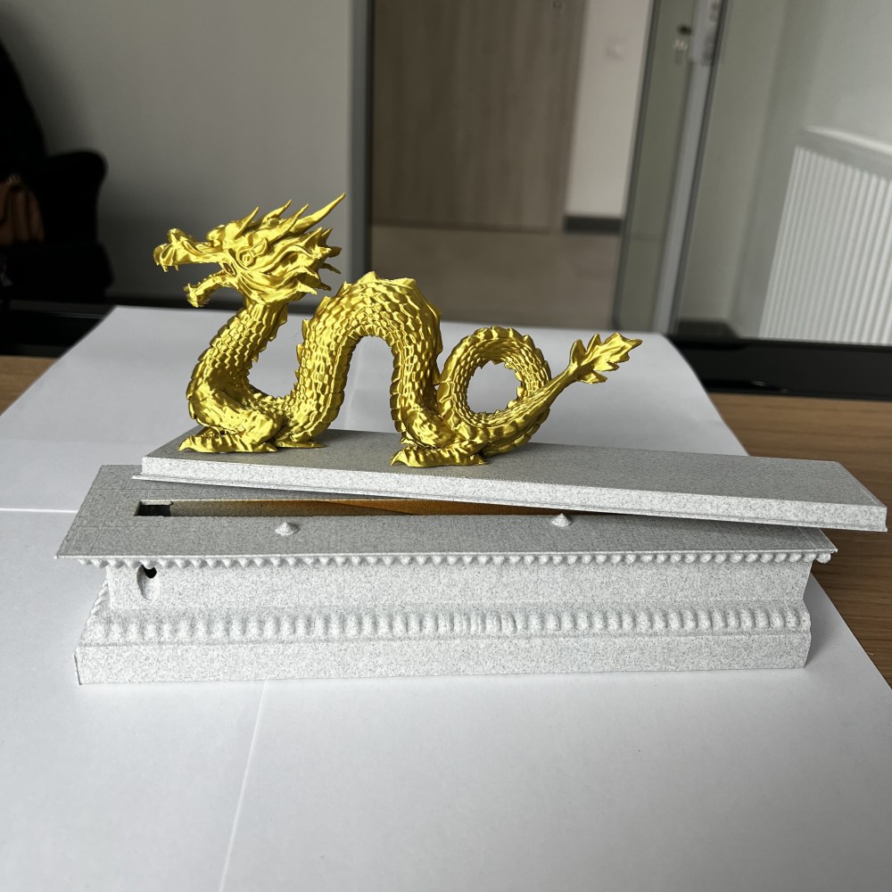 Złota mini figurka postaci w garniturze 3D