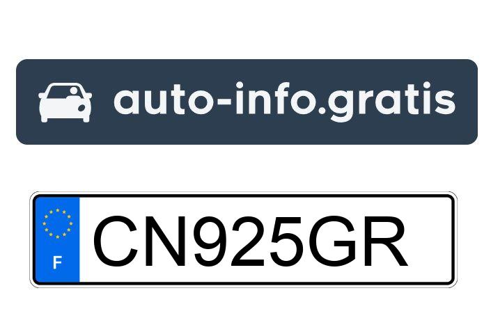 Coche aparcada desde hace 1año por lo menos en el centre comercial La maquinista Barcelona