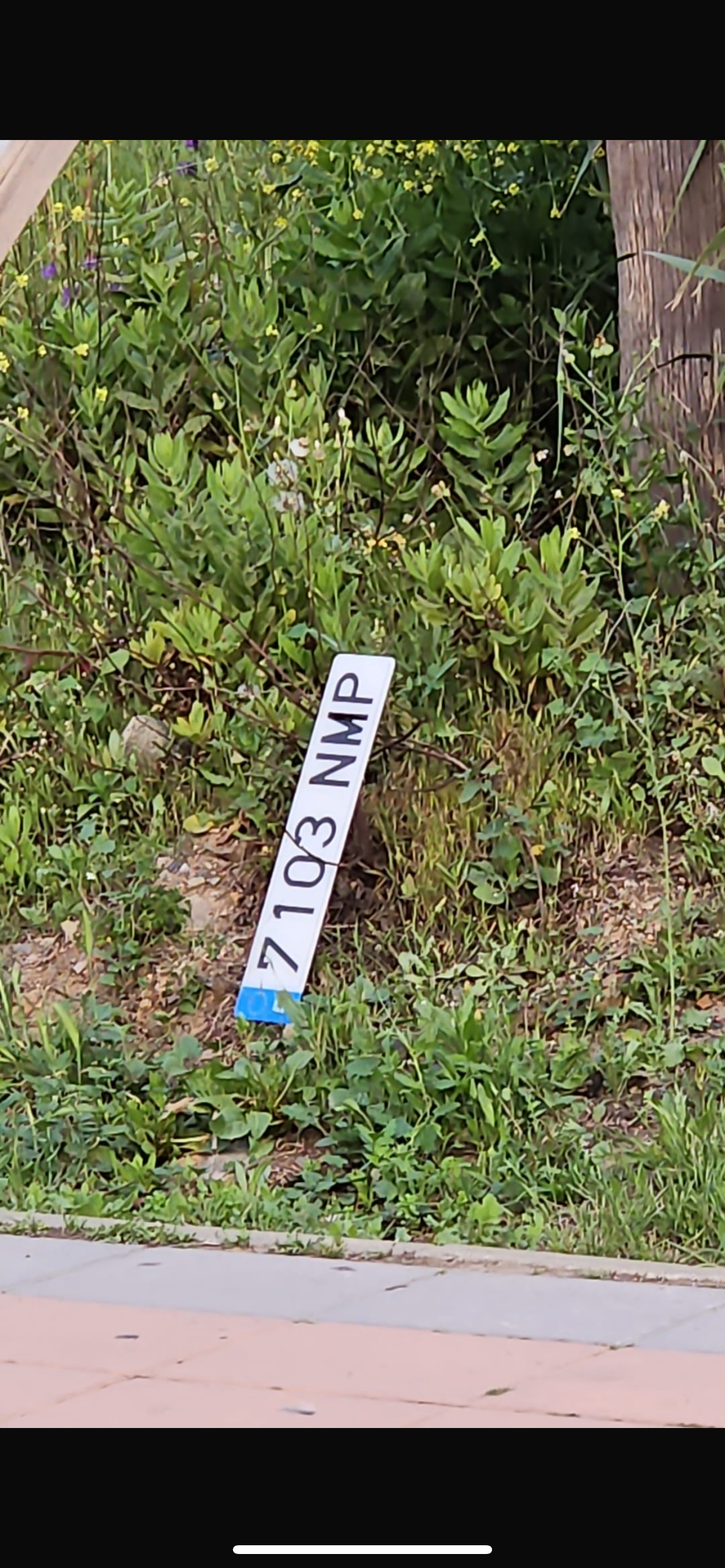 Znaleziono tablicę rejestracyjną o numerach 7103NMP