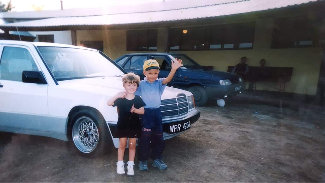 Witam. Kiedyś tata posiadał tego Mercedesa. Chciałbym dowiedzieć się czy auto jeszcze jeździ i odszukać ...