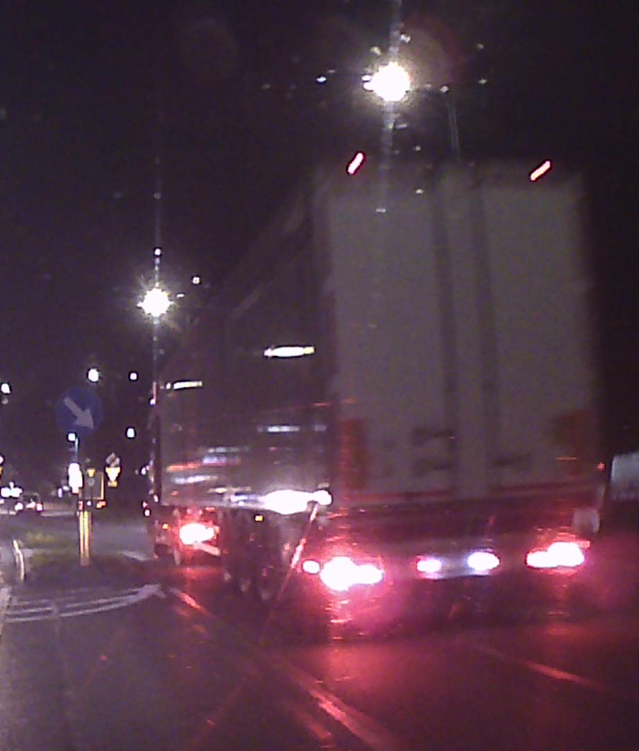 Kur..arzu dziś doszło do kolizji przez jazdę na zderzaku niecały kilometr stąd, a teraz Ty kur.o ...