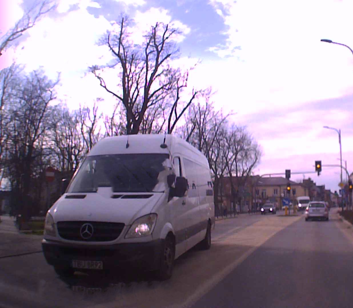 Busiarz z ludźmi spycha innych kierowców, bo nie będzie wiecznie jechał za rowerzystą.