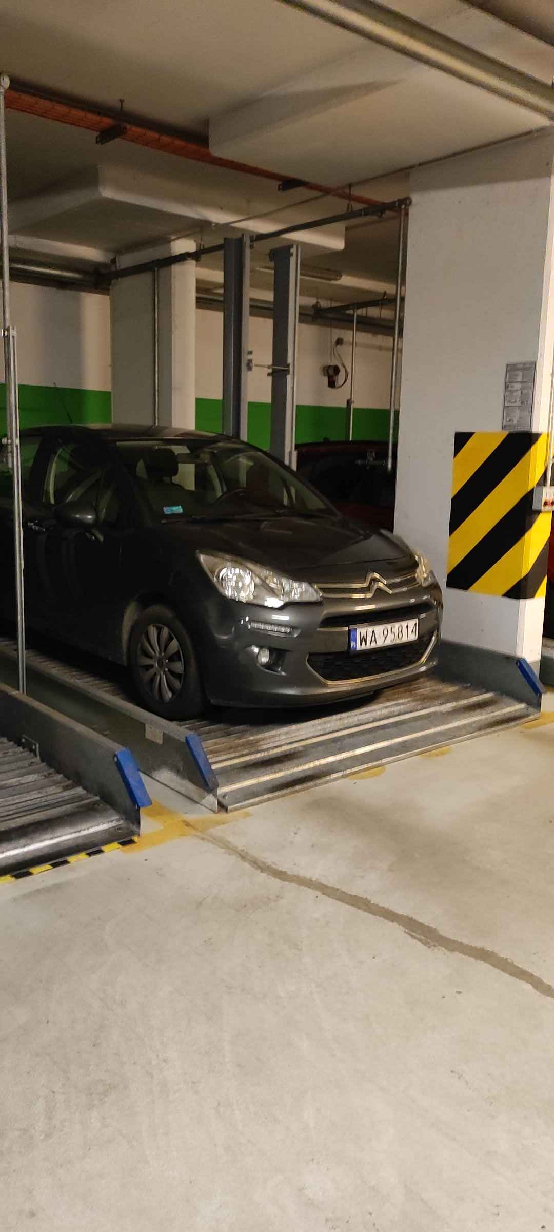 Mistrz parkowania w pojeździe o numerach WA95814