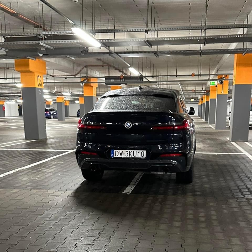 Mistrz parkowania w pojeździe o numerach DW3KU10