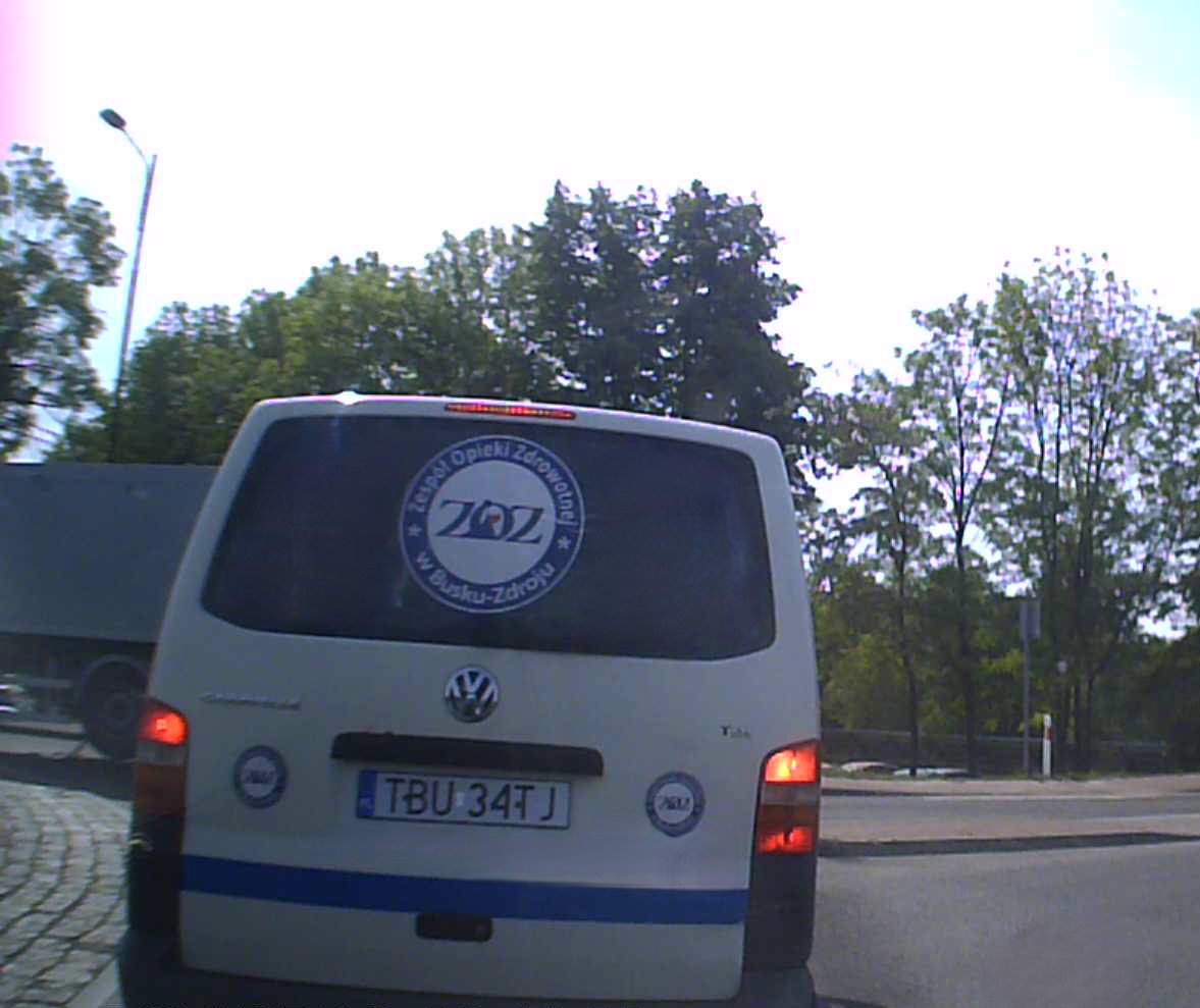 Złośliwy byt nie zna przepisów ruchu drogowego lub nie patrzy na znaki i wjeżdżając na rondo tamuje ...