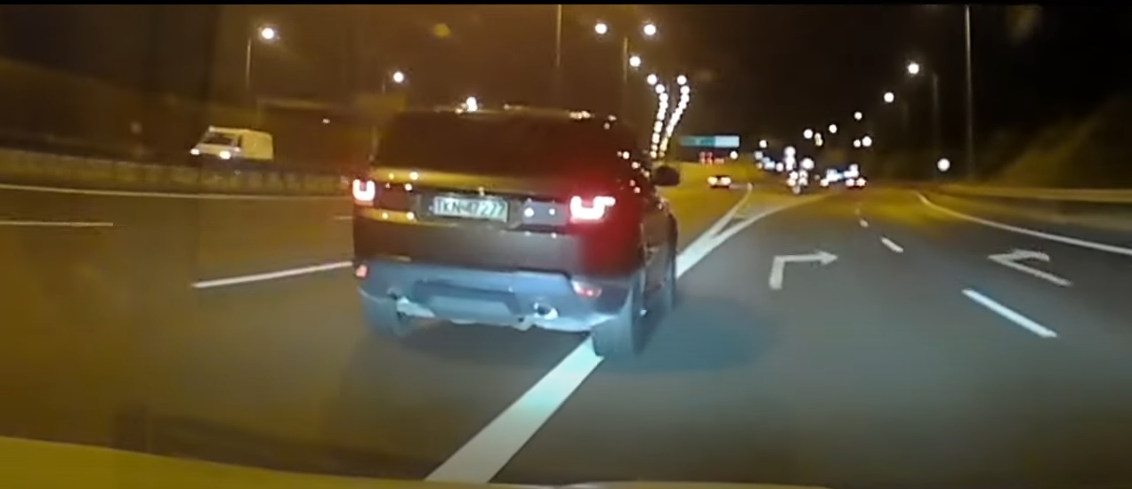 Hamuje przed maską innym kierującym, jeździ na zderzaku, nie trzyma bezpiecznej odległości od poprzedzającego ...