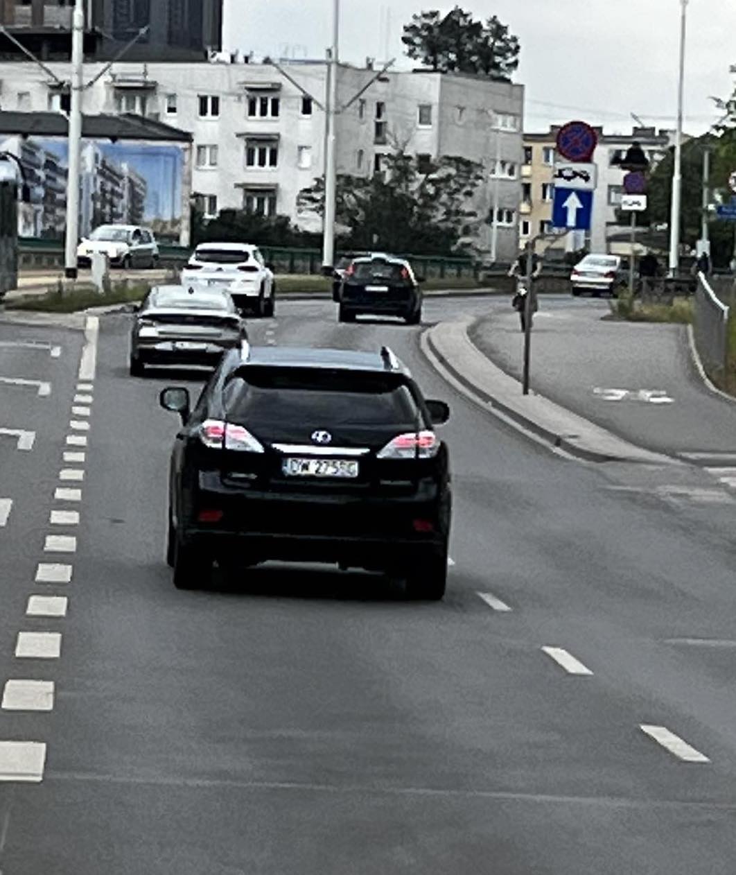 Wyprzedzał z dużą prędkością na pasach, w sytuacji, gdy samochód na prawym pasie się zatrzymał ...