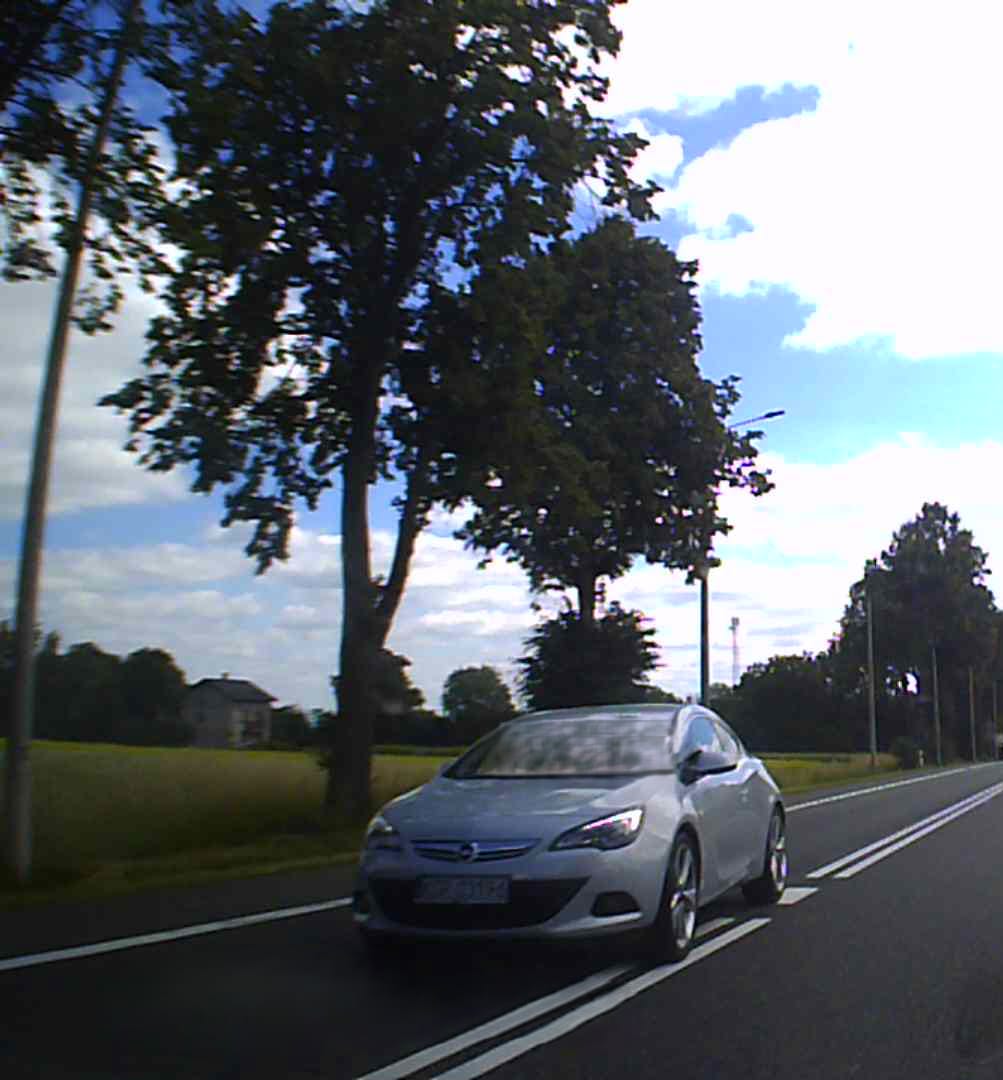 Ograniczenie prędkości do 70 km/h, a ten Degenerat siedzi facetowi na zderzaku, wyprzedza bez migacza ...