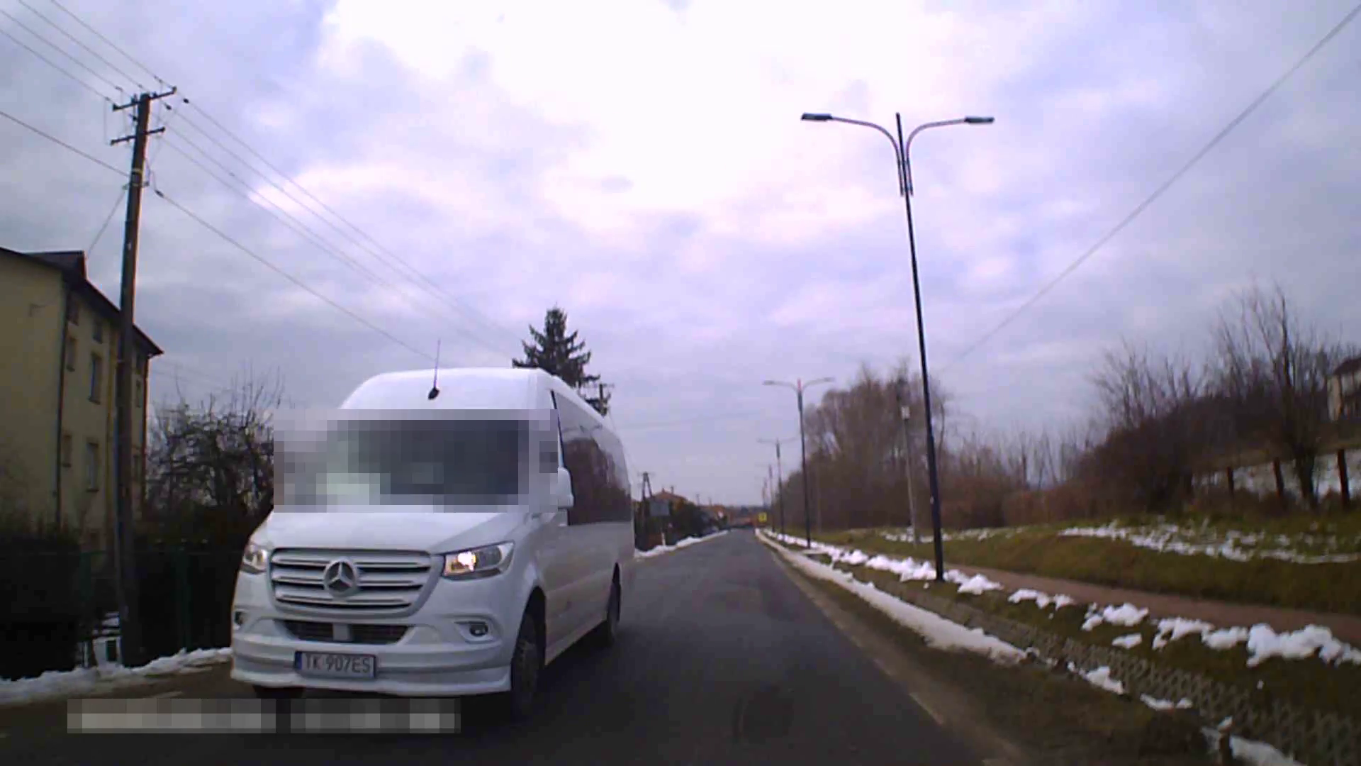 Pirat drogowy w pojeździe o numerach rejestracyjnych TK907ES