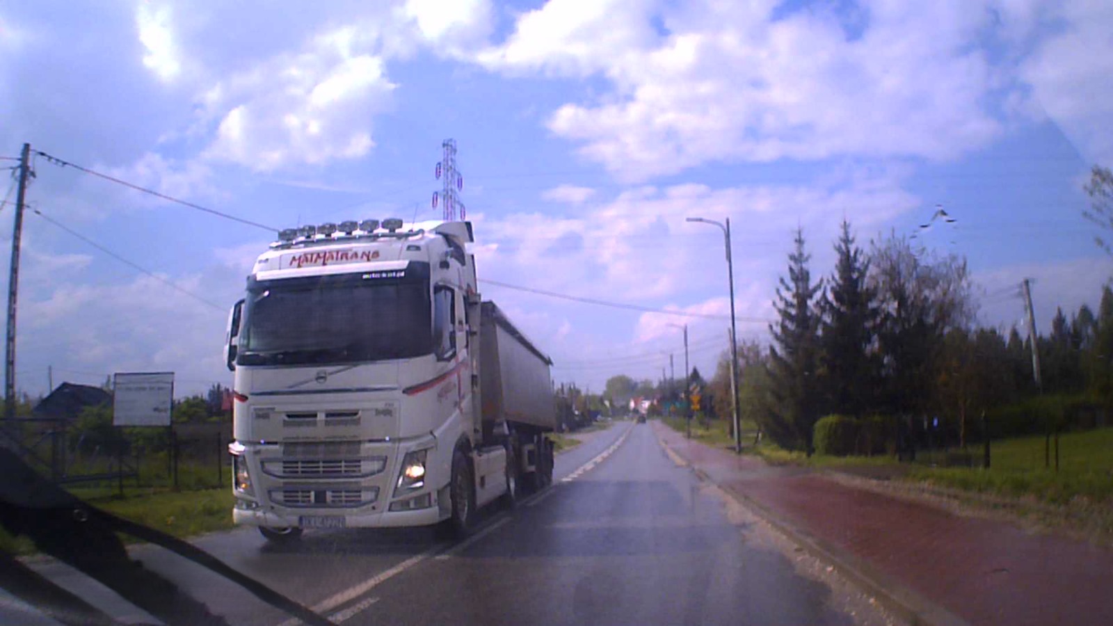 Ostatnio miałem podobną sytuację tylko, że byłem na pasie do skrętu w lewo i córko..bca z niewiadomych ...