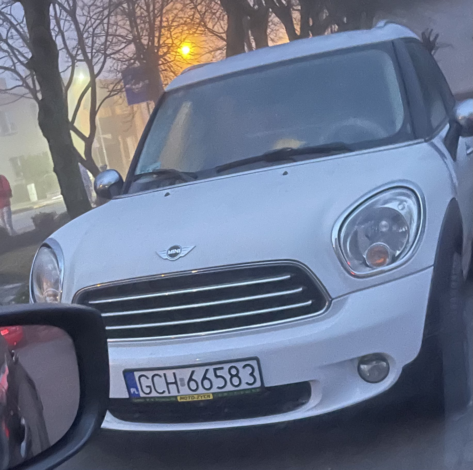 To nie jest ten samochód. Czyje to są tablice rejestracyjne?