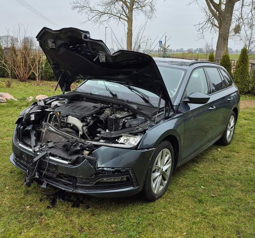 Uszkodzony lekko przód+ poduszki