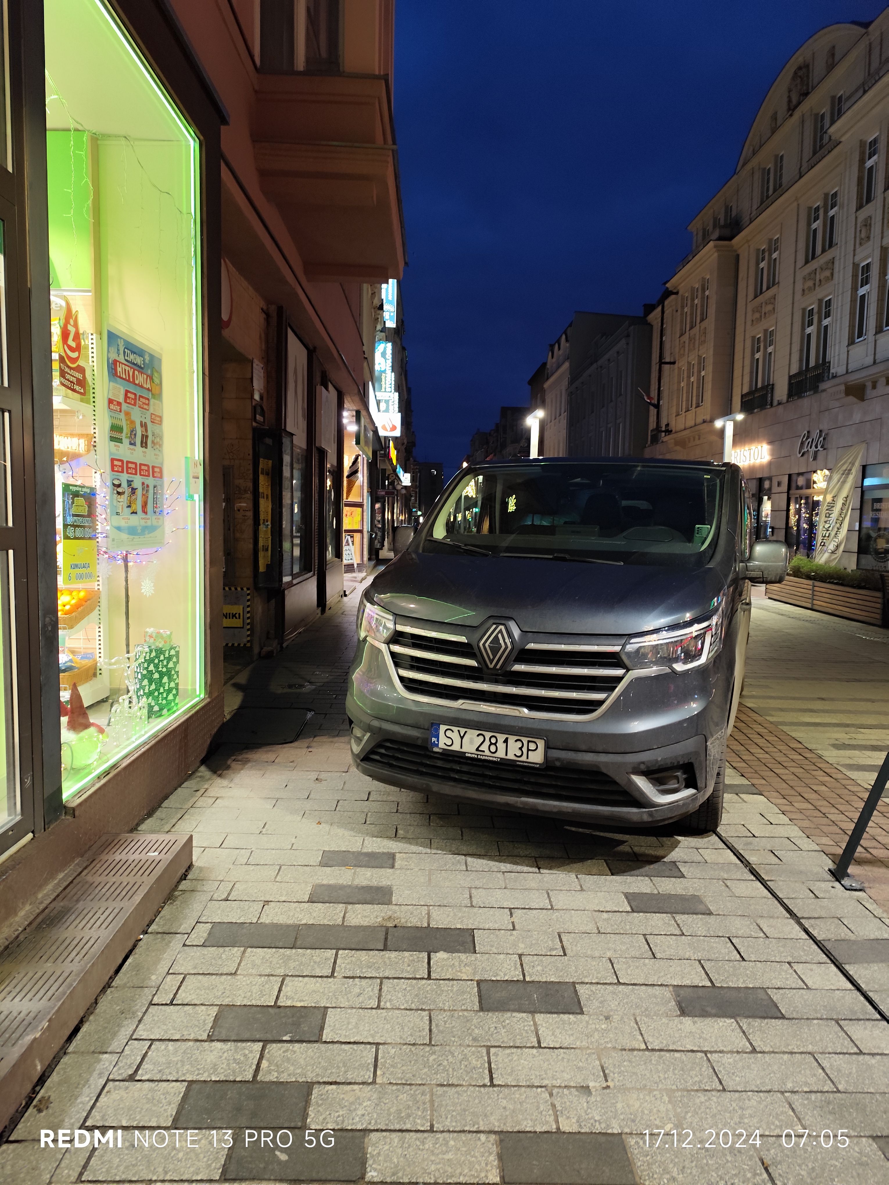 Mistrz parkowania w pojeździe o numerach SY2813P