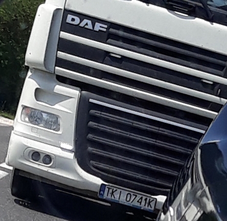 W terenie zabudowanym stosuje jazdę na zderzaku, bo brakuje mu kol*y tatusia...