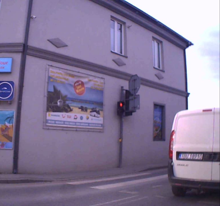 Utrudnia ruch. Ograniczenie prędkości do 50 km/h ten wyciąga max 25-30 km/h i hamuje bez przyczyny.