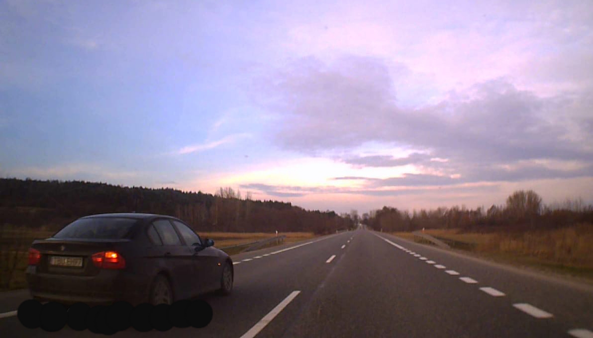 Jako pierwszy włączyłem kierunkowskaz i rozpocząłem manewr wyprzedzania. Za mną chłopiec z mlekiem ...