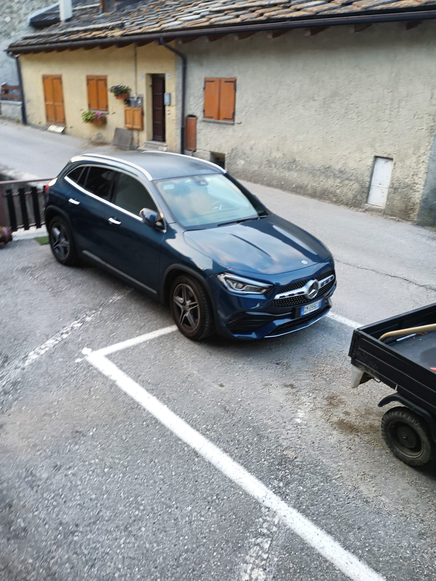 QUA IL PARCHEGGIO SELVAGGIO NONOSTANTE INNUMEREVOLI POSTI LIBERI OVE METTERE L\'AUTO, SEMBRA LA REGOLA ...