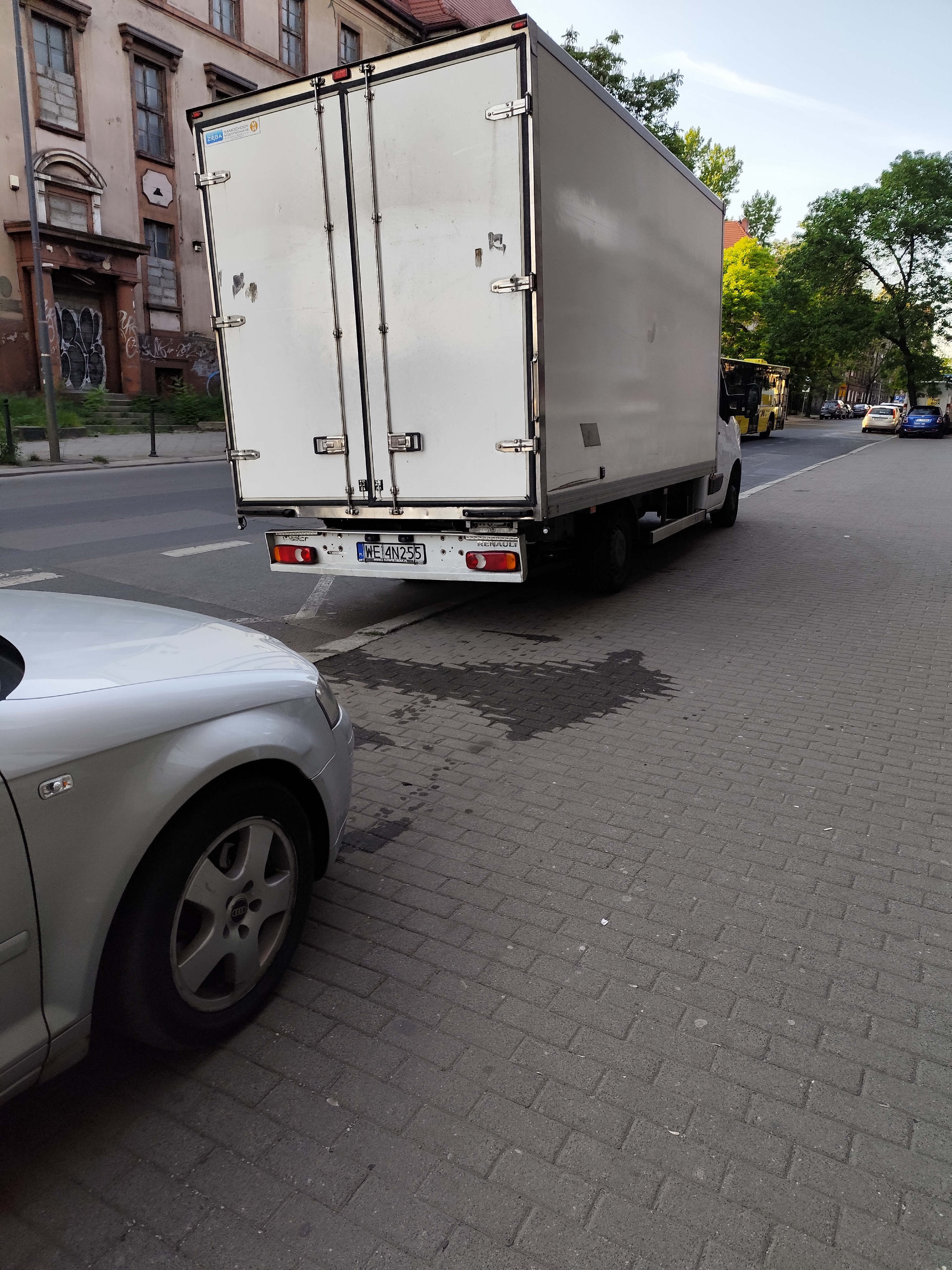 Mistrz parkowania w pojeździe o numerach WE4N255