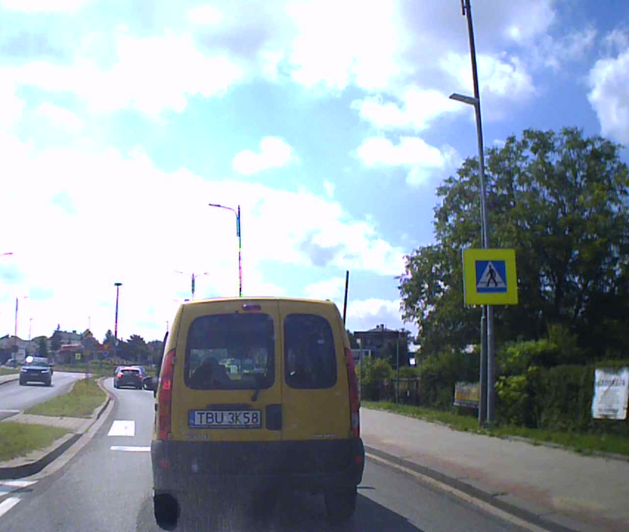 Szeryf dziadzia widzi przed sobą zjawy i robi ogromne odstępy od poprzedzających go aut.