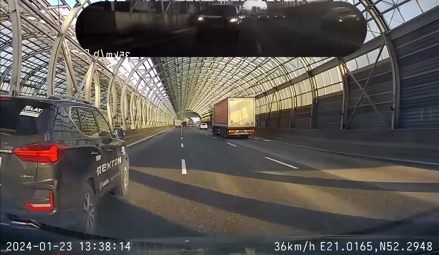 Kierowca swoim zachowaniem mógł do prowadzić do karambolu, na trasie ekspresowej spowalniał ruch ...