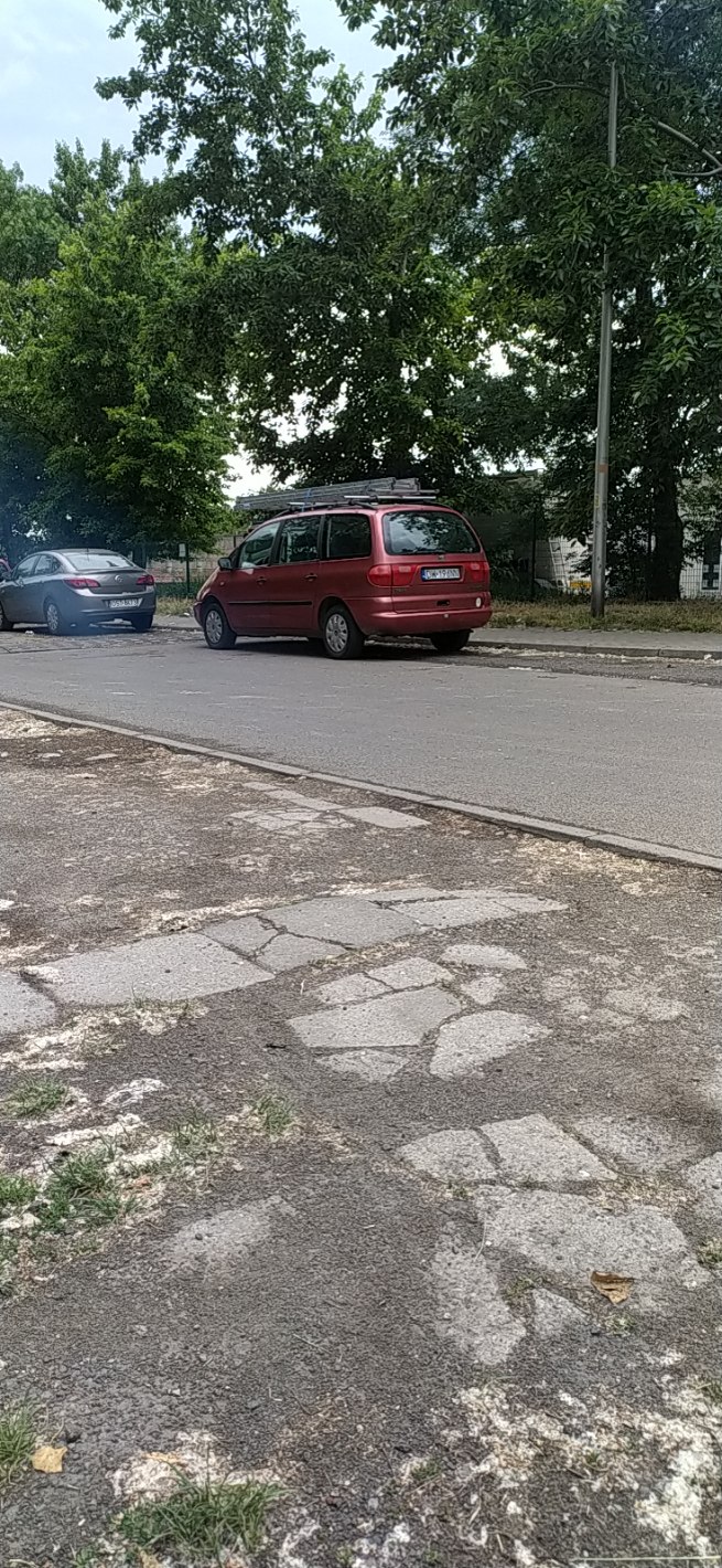 Auto używane przez dziwnego faceta...<BR>Opole Ul. Wapienna