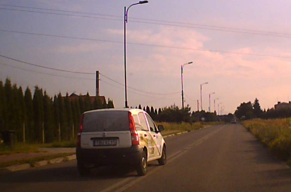 Kuta$ obesrany po minięciu patrolu zaczyna dojeżdżać na milimetry do zderzaka. Ciekawe czy przy mundurowych ...