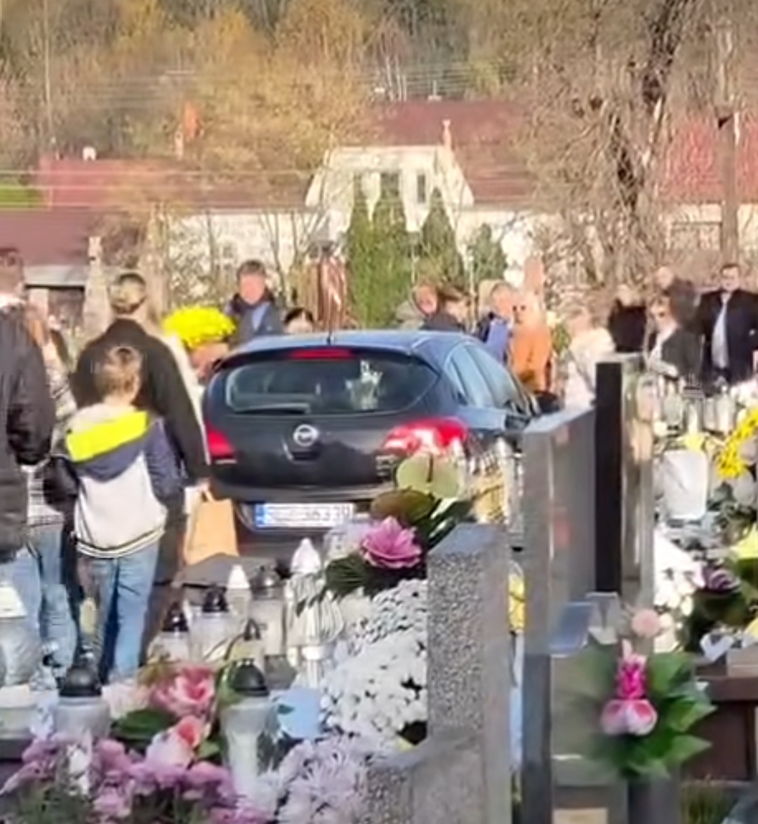 Wjechał autem na cmentarz, pierwszy raz w życiu takie coś widzę :D