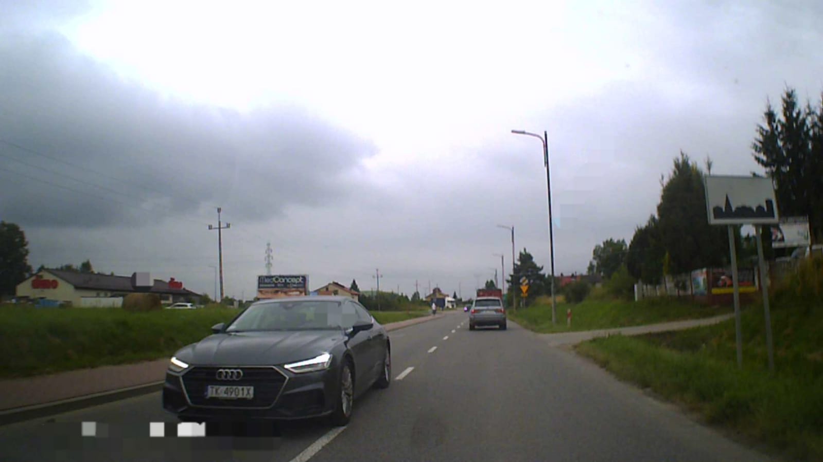 Psychol z płaszczyzną w spodniach zjeżdża na przeciwległy pas i nie reaguje na sygnał dźwiękowy. ...