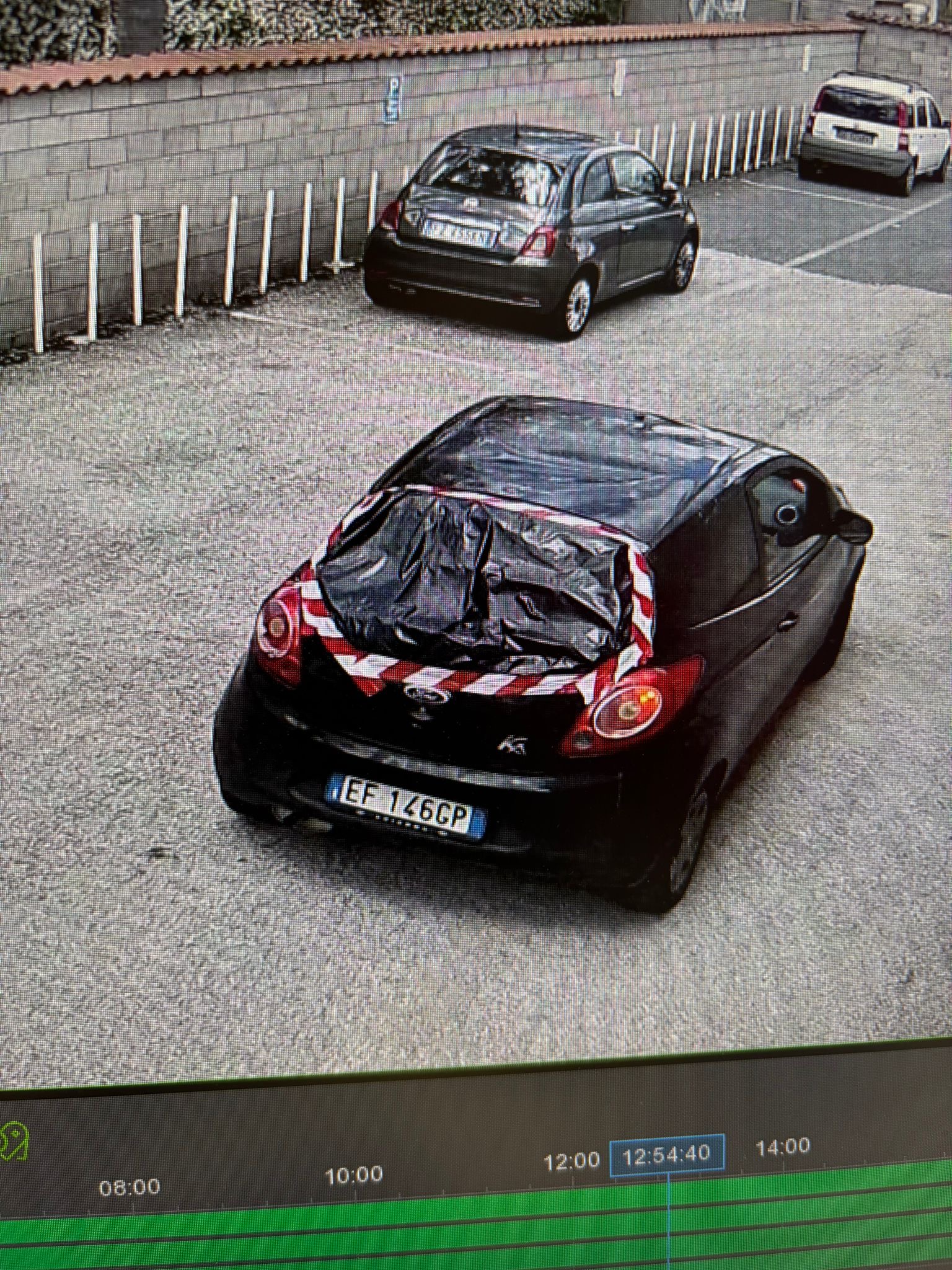 Il veicolo è presente in un azione illegale avvenuta in un magazzino, tre soggetti non riconosciuti ...