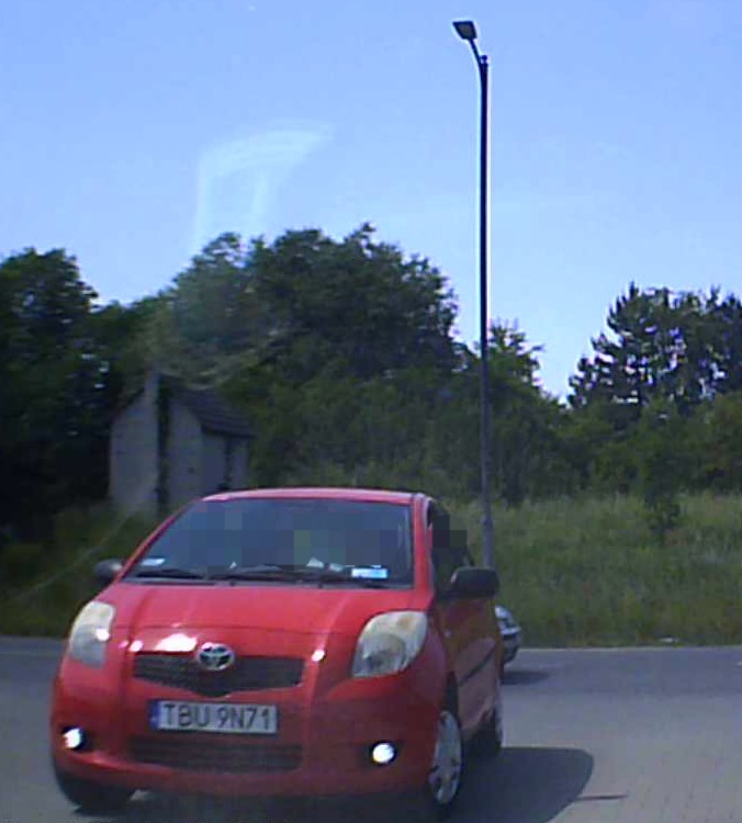 Podczas skrętu w prawo próchno straciło panowanie nad pojazdem i prawie doprowadziła do czołówki.