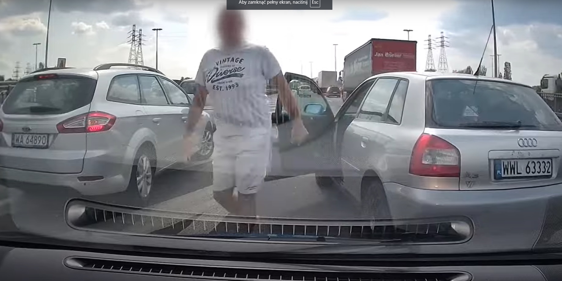 Cham na drodze. Atakuje i obraża kierowców za swoją nieznajomość przepisów.<BR>7:42<BR>https://youtu.be/OpWGPNuWjMo?si=mGroR6K84QHhzCZ-&t=462