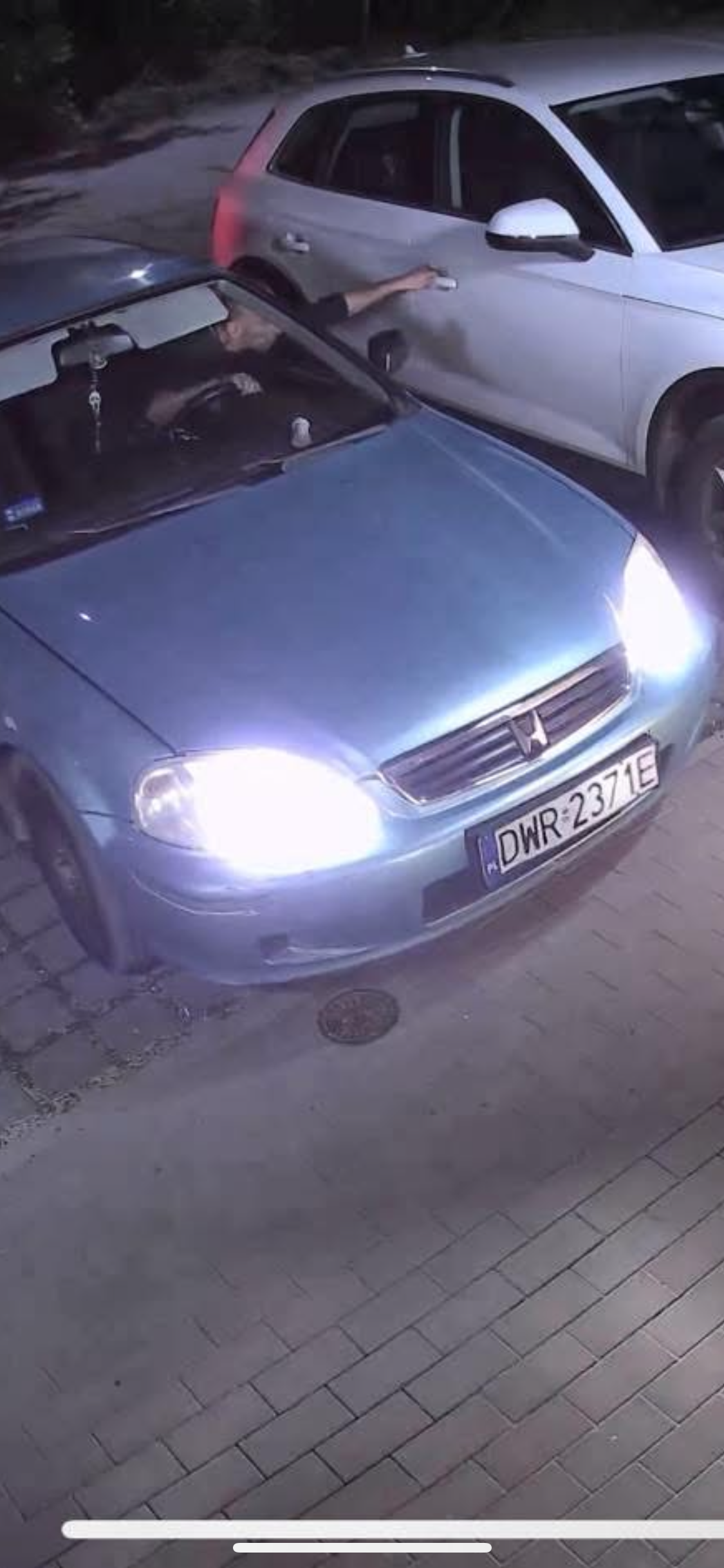 Osoba w pojeździe z tą rejestracją sprawdzała klamki innych pojazdów