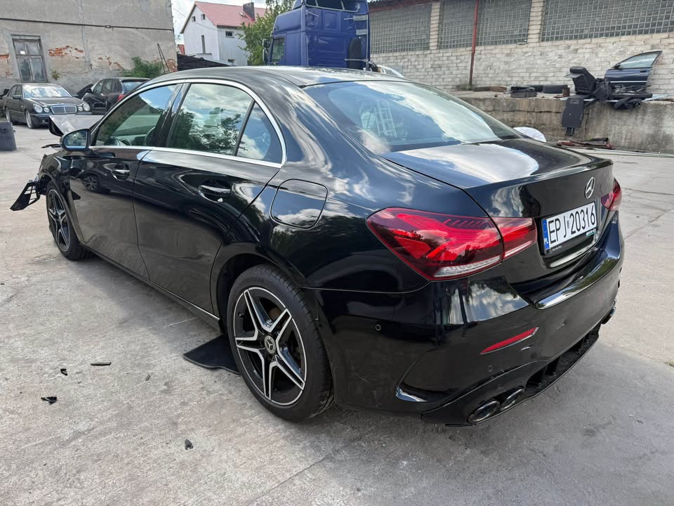 8/05/2025 wystawiony do sprzedaży, wystrzelone trzy poduszki - kierownica, kolana, pasażera. Przebieg ...