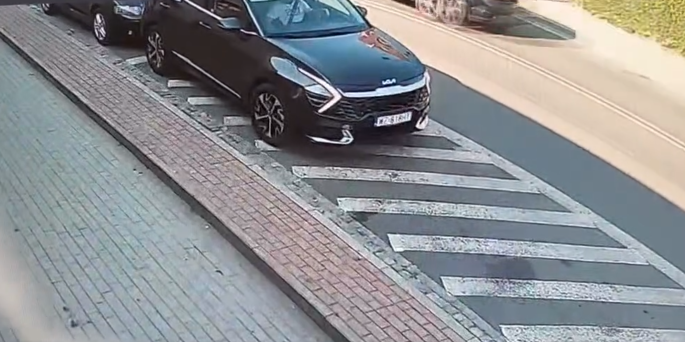 Przywalil w zaparkowany woz cofajac z pelnym impetem, a potem uciekl