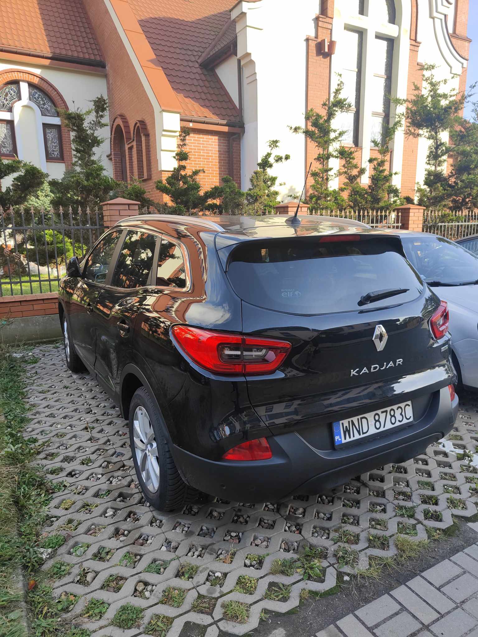 W nocy z 1 na 2 grudnia skradziono samochód renault Kadjar 2018 rok kolor czarny