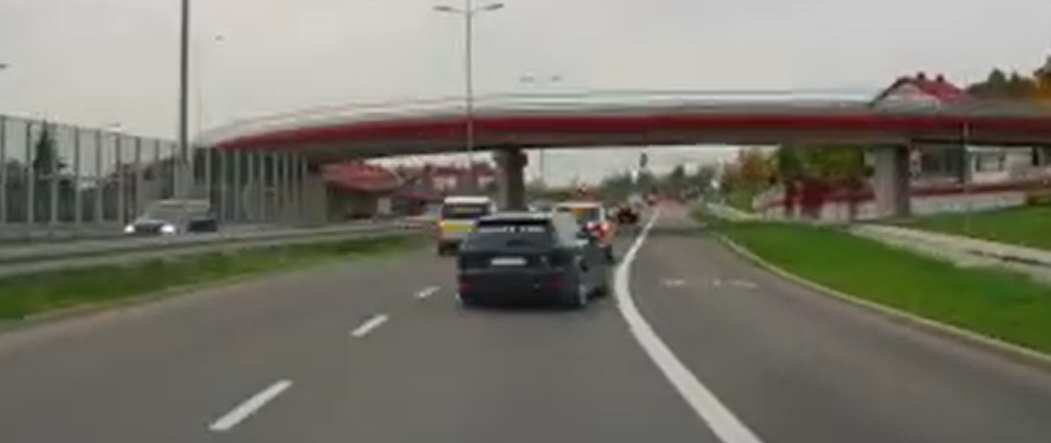 Pirat drogowy w pojeździe o numerach rejestracyjnych TK2248X