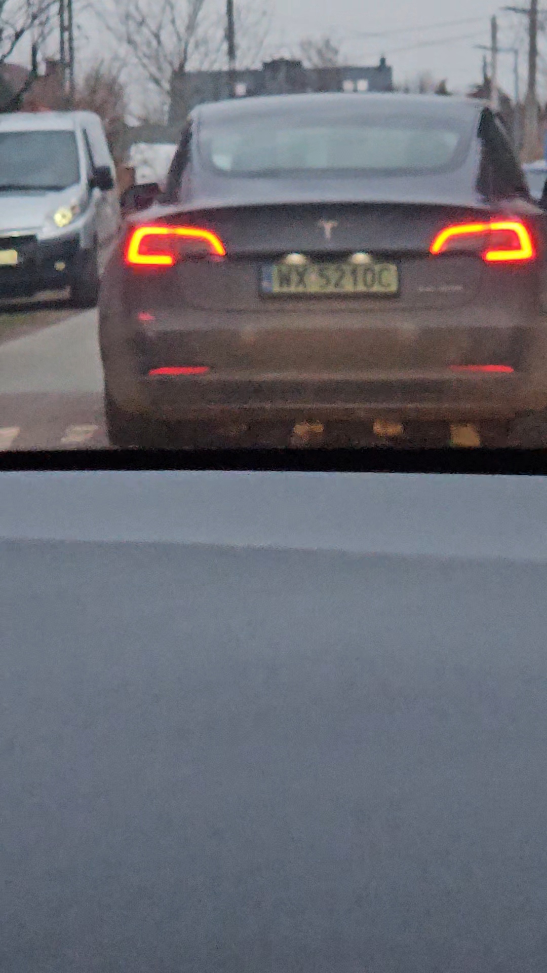 Jeżdżą i rzucają z samochodu w przechodniów